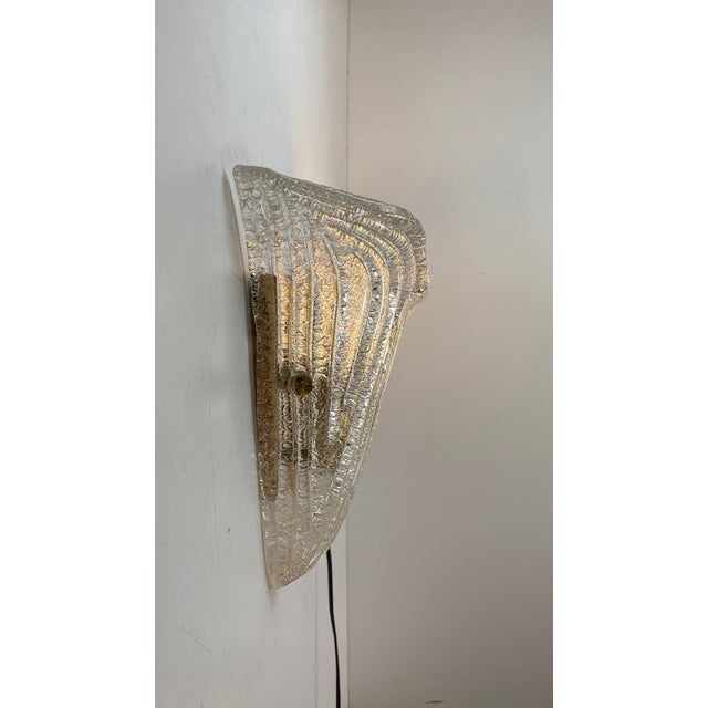 Set of two sconces in clear murano glass, made with the graniglia technique, which produces a granular, textured effect...
