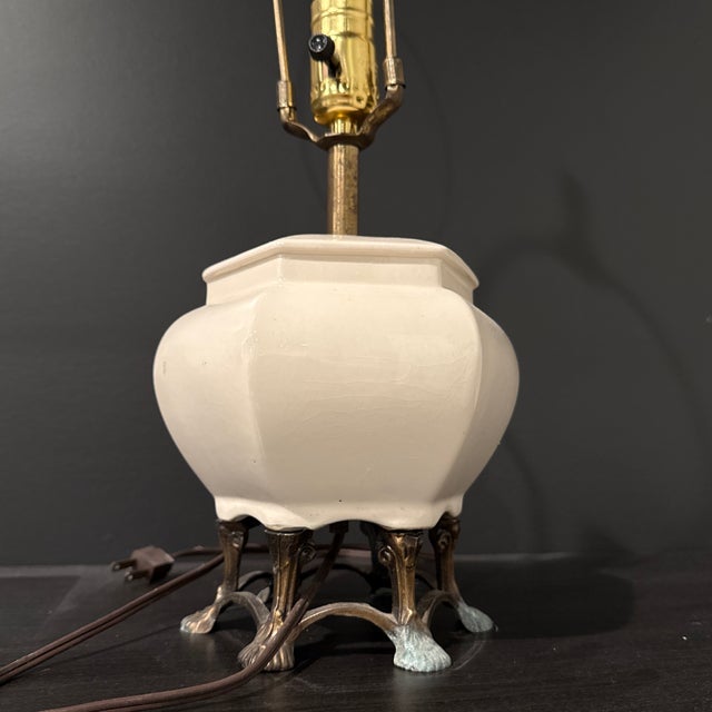Mid 20th Century Hollywood Regency Ceramic Chinoiserie Lamp. For Sale - Image 4 of 5