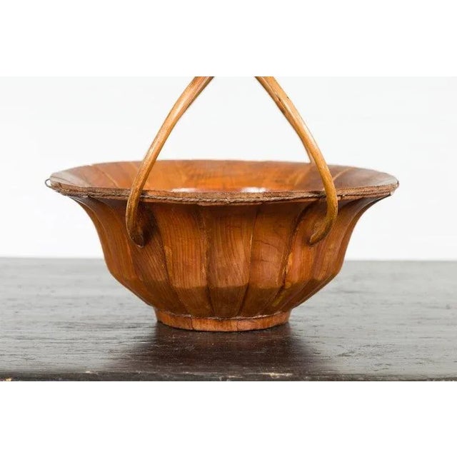 Early 20th Century 1900s Chinese Late Qing Dynasty Varnished Bamboo Basket with Large Handles For Sale - Image 5 of 12