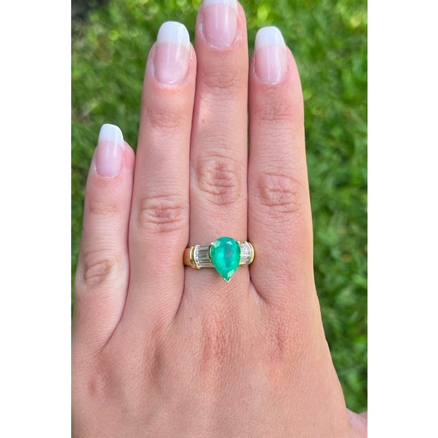 Green Natural 3.22 Carat Pear Cut Colombian Emerald With Baguette Diamond Side Stone R, Size 7 For Sale - Image 8 of 8
