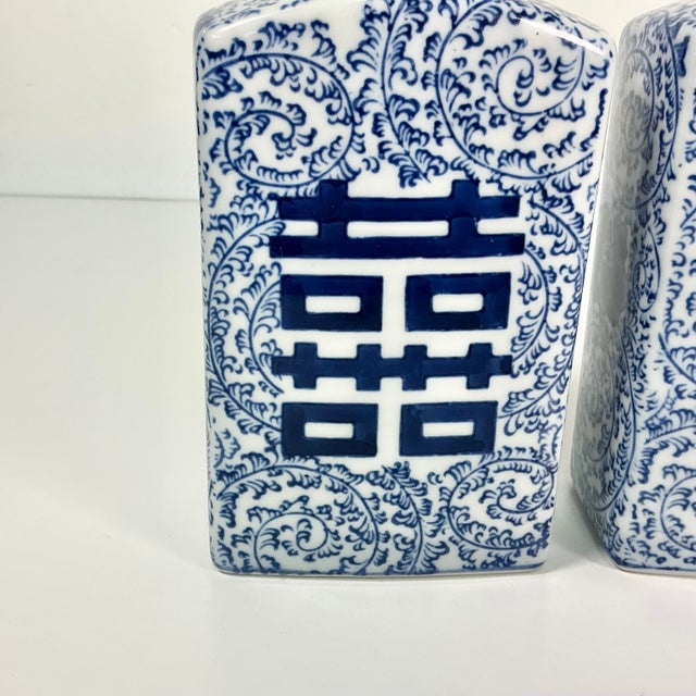 Chinoiserie Mid-Century Boho Chic Chinoiserie Hollywood Regency Blue & White Square Happiness Ginger Jars - A Pair For Sale - Image 3 of 15