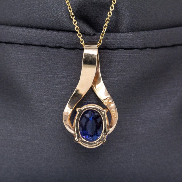 2.5cts Tanzanite Solitaire Estate Pendant in 14k Solid Yellow Gold | Ov 10x8mm For Sale In Columbus - Image 6 of 6