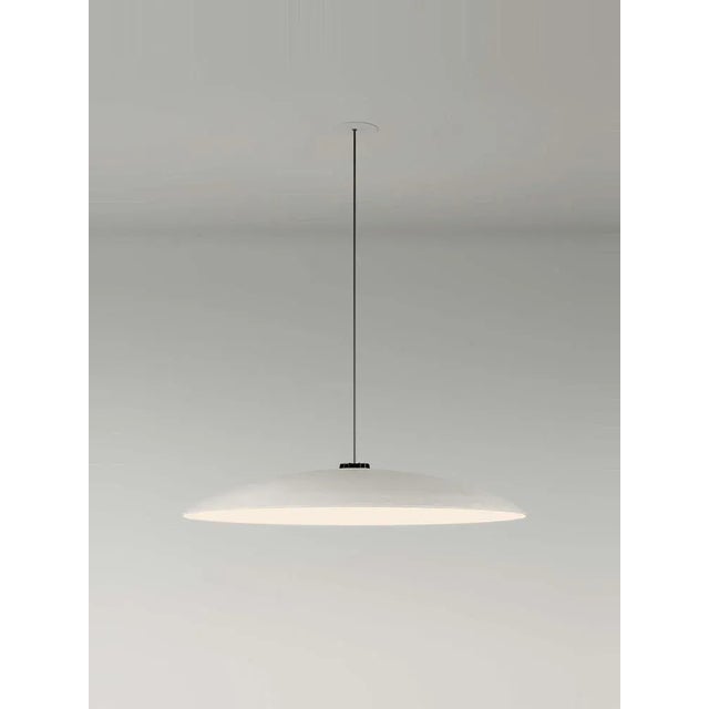 Large white headhat plate pendant lamp by santa & cole dimensions: d 75 x h 11 cm materials: metal. Cable length: 3mts....