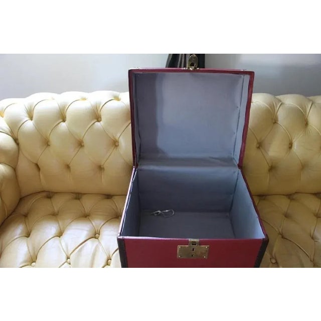 This very nice red canvas and leather hat box features leather trim and leather top handle as well as solid brass...