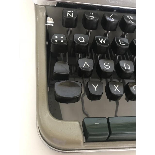 Vintage Model SM 4 Typewriter from Olympia, 1960s For Sale - Image 13 of 15
