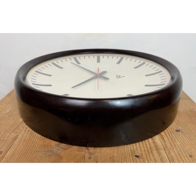 Large Industrial Bakelite Factory Wall Clock from Pragotron, 1960s For Sale - Image 14 of 17