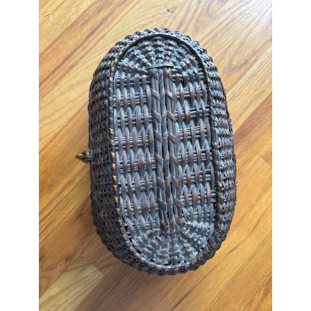 Discover the exceptional craftsmanship of traditional Americana with this vintage hand-woven Amish Kavli storage basket....