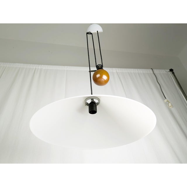 1980s White Plastic and Metal Counterweight Aggregato Pendant Lamp by E. Mari for Artemide, 1978 For Sale - Image 5 of 14