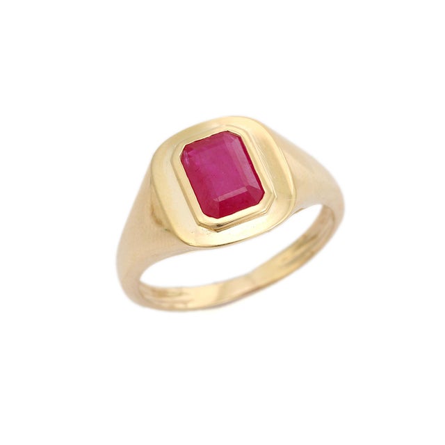 14k Gold Signet Ring With Bezel Set Ruby Gemstone Size 7 For Sale - Image 4 of 11