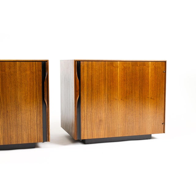 1970s Mid Century Vintage Walnut Nightstand Bedside Cabinet— John Kapel for Glenn of California — Pair For Sale - Image 9 of 13