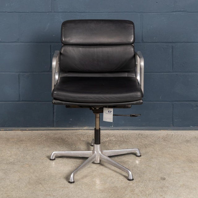Vintage EA217 Chair in Black Leather by Charles & Ray Eames for ICF, 1969 For Sale - Image 3 of 18