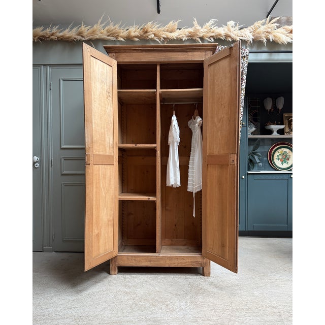 Authentic and timeless, this parisian wardrobe from the 1940s-50s captivates with the elegant simplicity of its lines and...