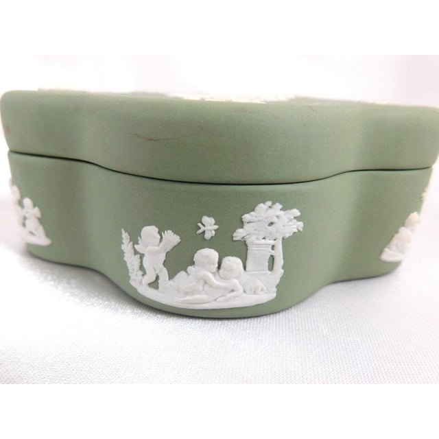 1950s Wedgwood Star Shaped Celedon Jasperware Trinket Box For Sale In San Francisco - Image 6 of 9