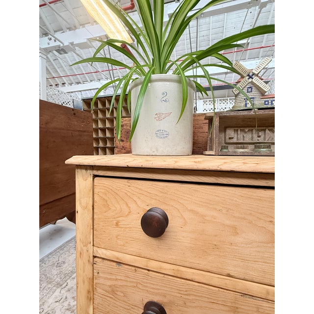 This mid‑19th‑century American pine chest of drawers has that unmistakable scrubbed, sun‑worn honesty that only early...