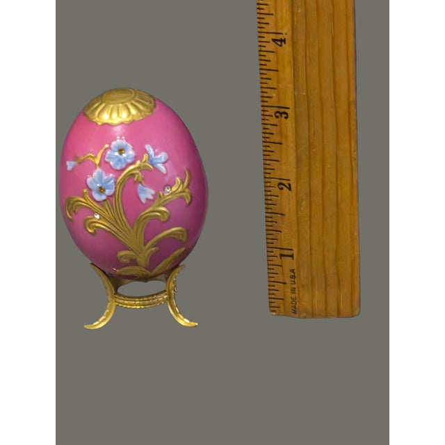 Late 20th Century Franklin Mint House of Faberge Imperial Porcelain Floral Pink Gilded Jeweled Egg For Sale - Image 4 of 7