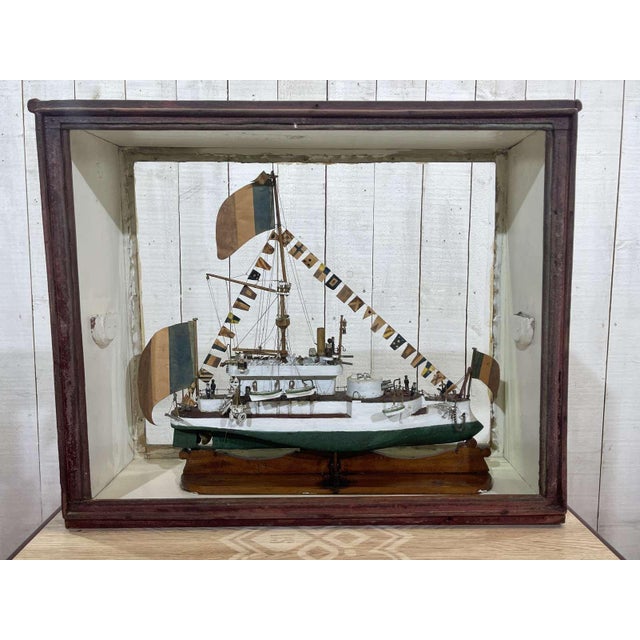 Model under glass of a torpedo boat - Folk art early 20th century - L=61cm, H=51cm, D=23cm.