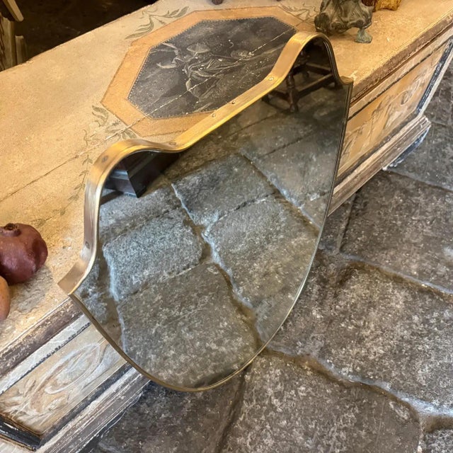Metal 1950s Gio Ponti Style Mid-Century Modern Brass Shield Shaped Italian Wall Mirror For Sale - Image 7 of 11