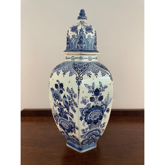 1980s Large Delfts Blauw Lidded Baluster Vase or Ginger Jar For Sale - Image 12 of 13