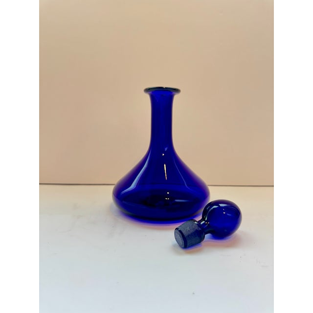 Mid 20th Century Vintage Thomas Webb Cobalt Bristol Blue Glass Ship's Decanter With Stopper - Signed For Sale - Image 5 of 8