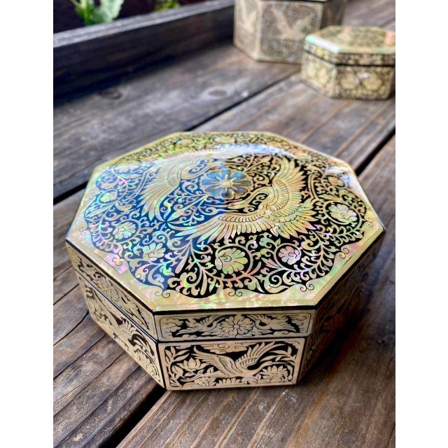 Early 21st Century Korean Shin Do Najeonchilgi Mother-of-Pearl Octagonal Crane Lacquer Box For Sale - Image 5 of 16