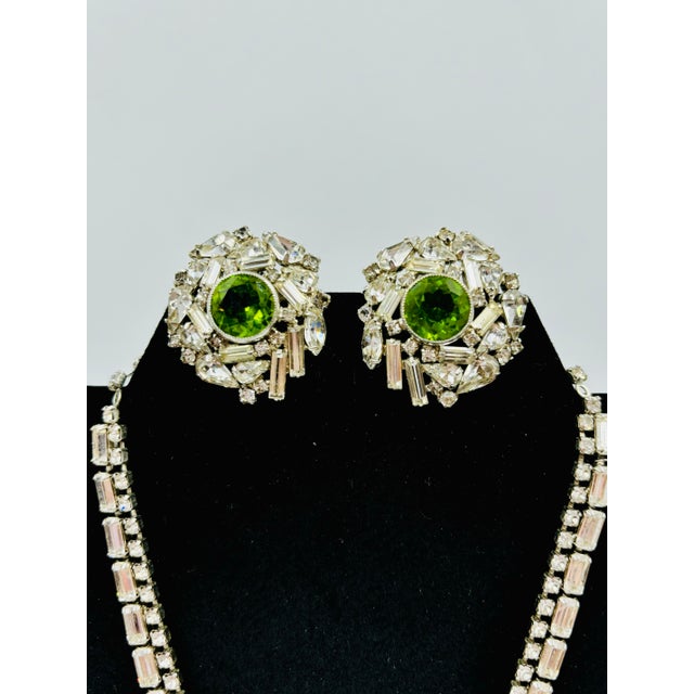 French 1940s Fantastic Peridot-Green Hobé Rhinestone Empire Necklace and Earrings Set For Sale - Image 3 of 11