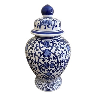 Chinoiserie Blue and White Porcelain Ginger Jar, Late 20th Century For Sale