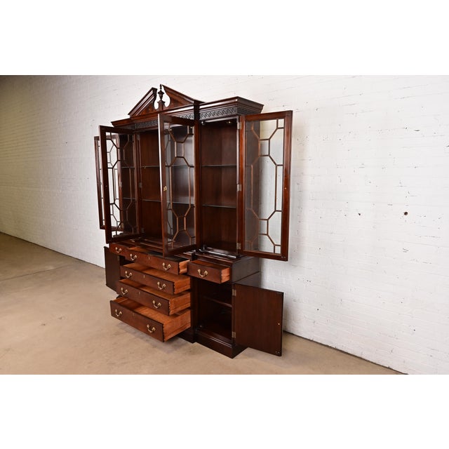 Late 20th Century Stickley Chippendale Carved Flame Mahogany Lighted Breakfront Bookcase Cabinet For Sale In South Bend - Image 6 of 12