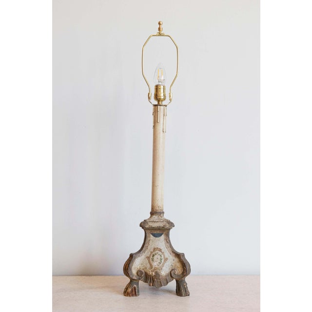 French 18th-Century French Louis XVI Painted and Giltwood Altar Candlestick Lamp For Sale - Image 3 of 11