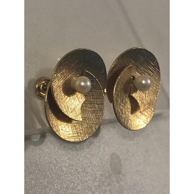 Mid-Century Modern 1950s Carl Art 12k Gf & Pearl Modernist Swirl Earrings, A Pair For Sale - Image 3 of 9
