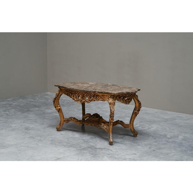 Gold 18th Century Italian Carved Giltwood Center Table with Marble Serpentine Top For Sale - Image 8 of 17