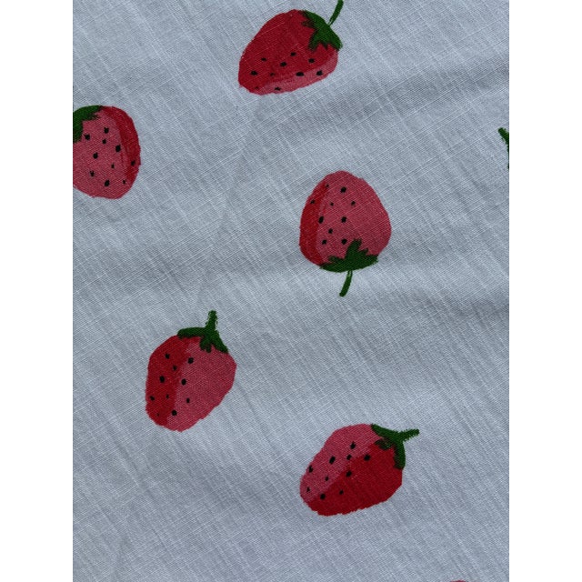 This is a gently used 72” diameter round tablecloth made by Kate Spade of 100% cotton. The edge is finished with a with a...