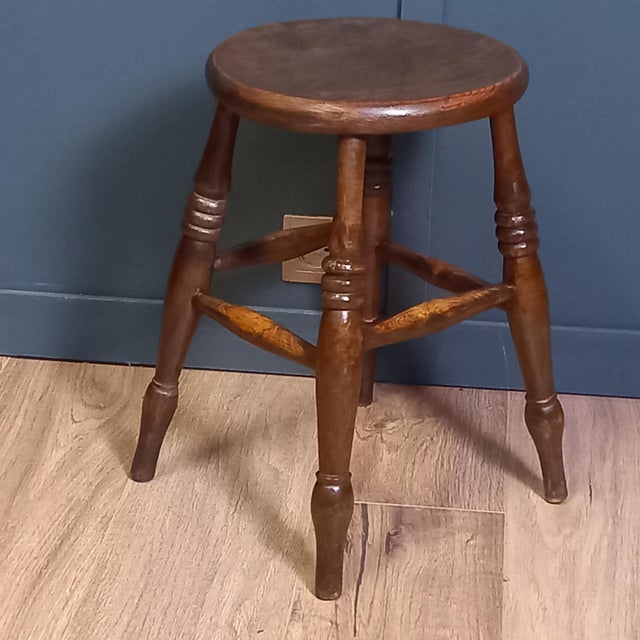 Antique 18th-century Windsor pub stool – original English furniture Bring a piece of English history into your home with...
