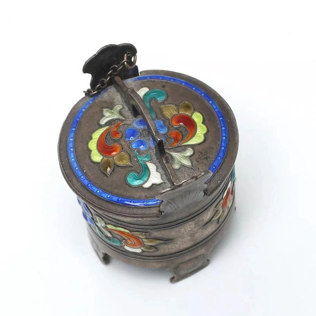 A miniature silver salt shaker in the shape of a tub with an enamel belt of flowers. Brand: Øystein Balle, Norway. 925...