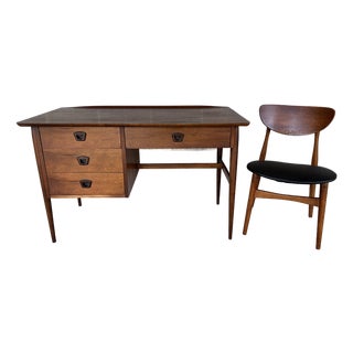 Bassett Furniture Mid Century Modern Walnut 4 Drawer Desk & Chair For Sale