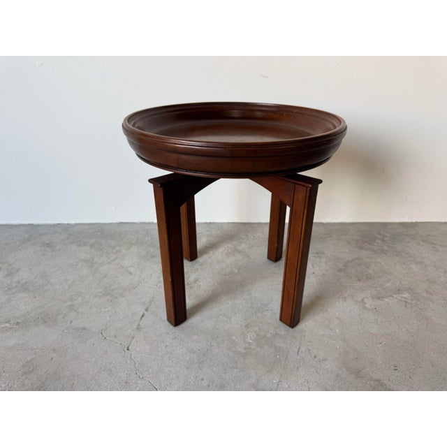 This elegant 1970s Mid-Century Modern side table by John Stuart features a refined sculptural form with a circular, tray-...