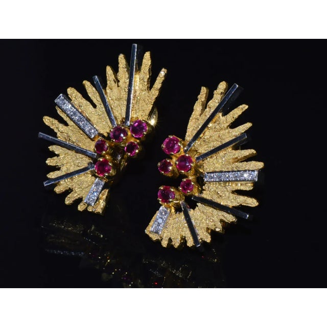 Contemporary 1980s Pair of Certified Natural 0.65Cts VS G Diamond Ruby 750 18K Solid Gold Retro Clip-On Earrings For Sale - Image 3 of 10