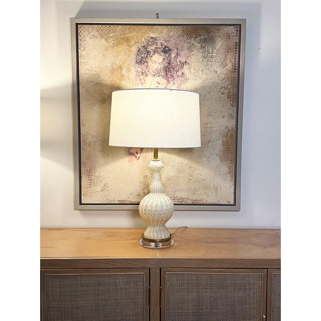 Mid-Century Modern Vintage Murano Ivory Lamps With Controlled Bubbles and Ruffle Detail – A Pair For Sale - Image 3 of 8