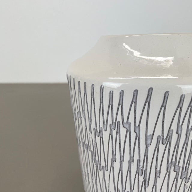 Ceramic Vintage White Zig Zag Fat Lava Ceramic Vase from Ilkra Ceramics, 1970s For Sale - Image 7 of 18