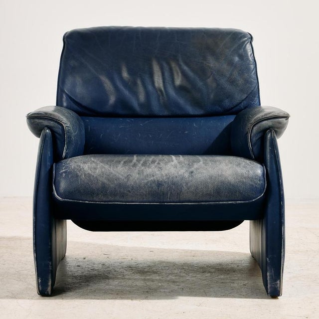 Leather armchair with curved shapes from the 1980s produced by De Sede. Thanks to its design and materials, it is an...