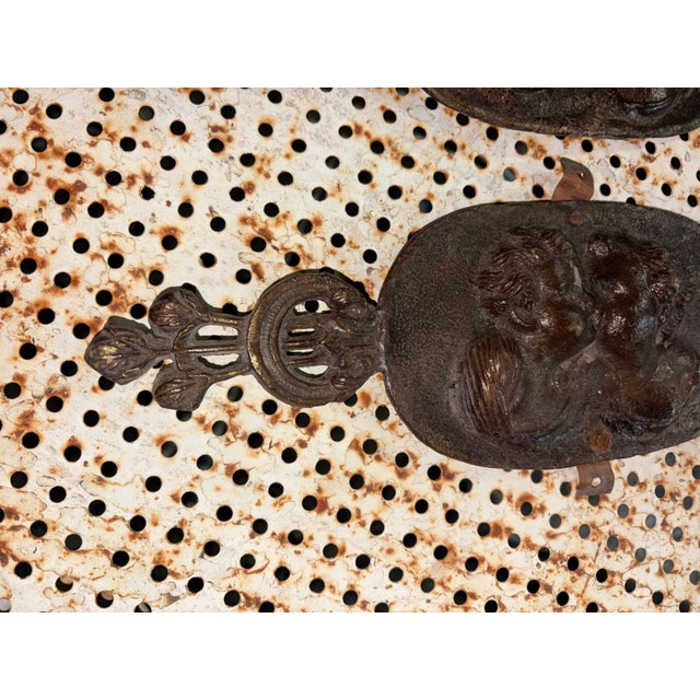 Pair of friezes, coats of arms prints with very elegant kissing cherub cherubs, width 40 cm, height with plaques 15 cm,...