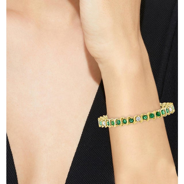 6 Carat Emerald & 1.5 Carat Diamond Tennis Bracelet 14 Karat Yellow Gold S-Shape For Sale - Image 4 of 18