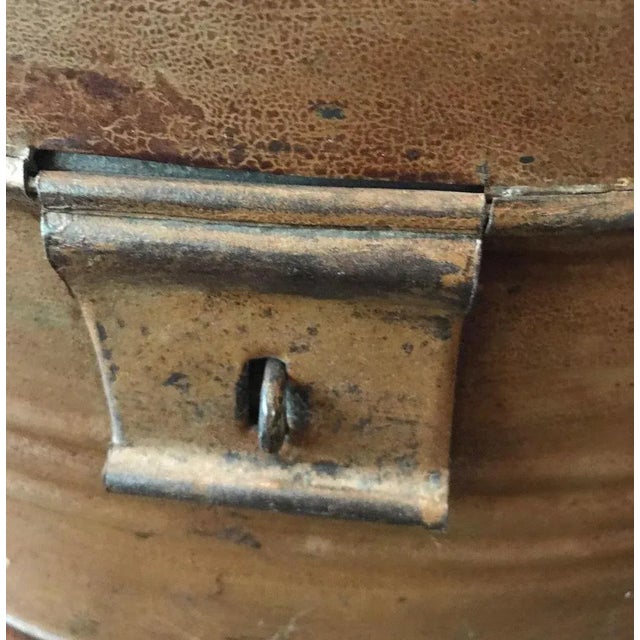 Metal hat box in trompe l'oeil. Measures: 35 x 25 x 22 cm.