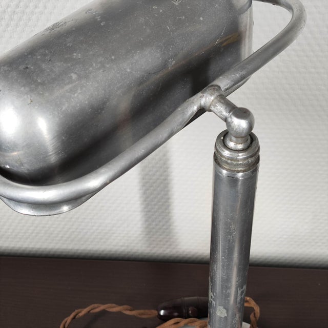 1940s Industrial Bauhaus Table Lamp – Mid-Century Aluminum Desk Light – Aluminum & Bakelite For Sale - Image 4 of 9