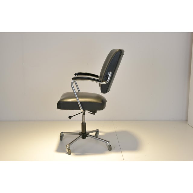 With the turnable base on rolls, swivel mechanism and leather upholstery, the drabert deskchair gives a lot of comfort in...