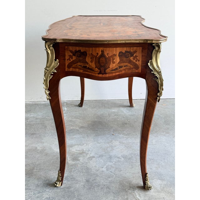 1940s Louis XV Style Inlaid Writing Desk With Ormolu Mounts & Marquetry Top For Sale - Image 4 of 15