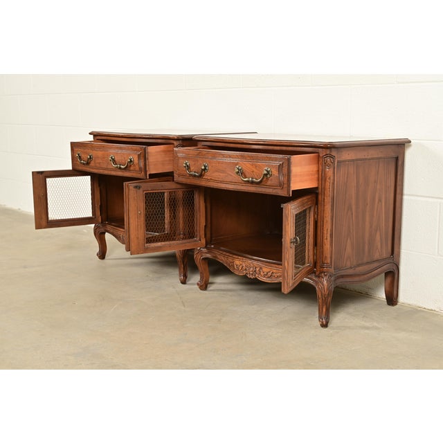 Henredon French Provincial Louis XV Carved Oak Nightstands, Pair For Sale In South Bend - Image 6 of 14