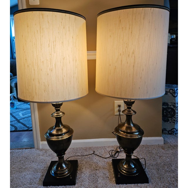 A fabulous vintage pair of excellent quality Stiffel brass table lamps. American craftsmanship, Neoclassical baluster-form...
