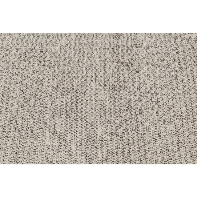 Vintage Turkish Contemporary Gray Abstract Pattern Kilim Rug by Rug & Kilim For Sale In New York - Image 6 of 8