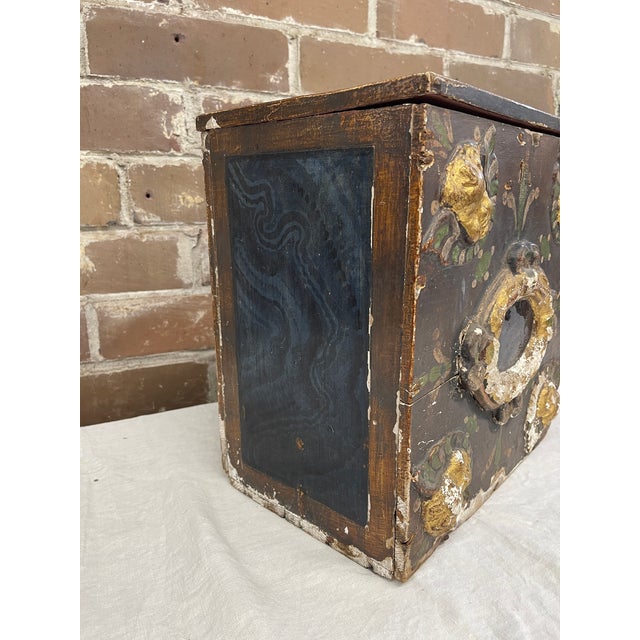 Italian 18th Century Polychrome Giltwood Cherub Box For Sale - Image 3 of 4
