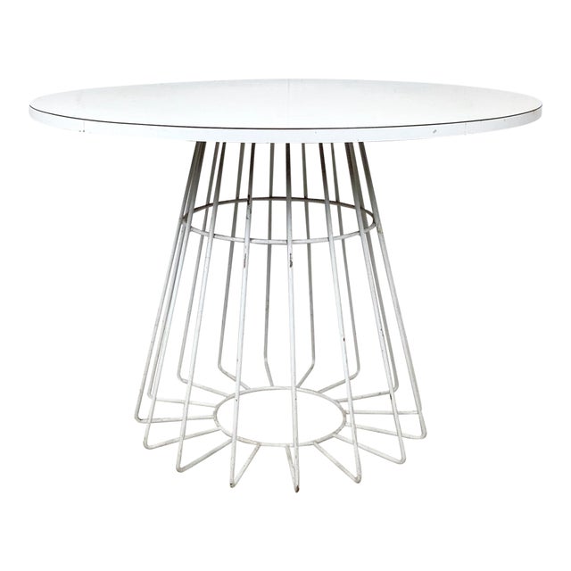 Round White Dining Table With Knoll-Style Wire Base For Sale